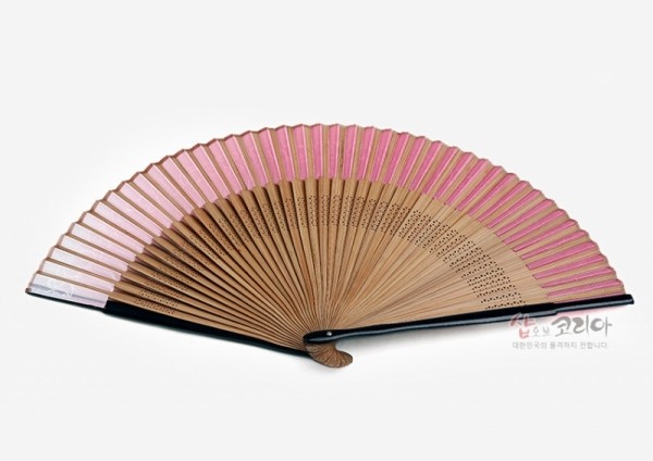 실크문양수공부채-연분홍날 - 수려한 무늬와 그림이 고급스러운제품