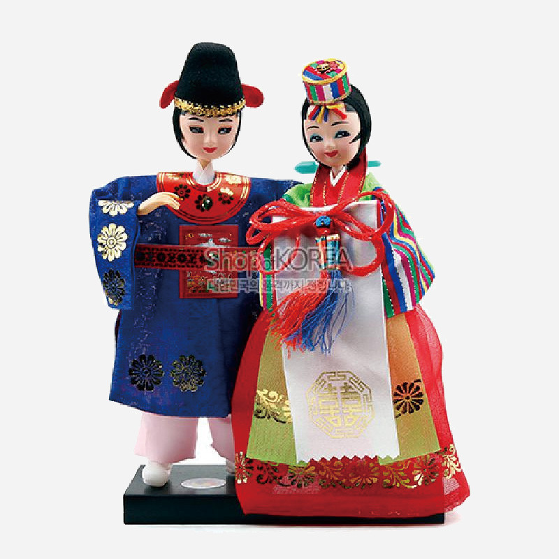 작은 한복 인형들 -신랑신부 - 한국의 전통의복을 재현한 한복인형