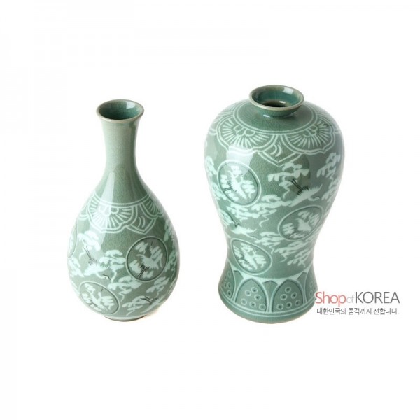 청자상감운학 주매병 세트(소) - 고려청자의 대표적인 기법인 상감기법을 사용하여 현대적인 디자인으로 재구성한 주매병 세트입니다. 부드러운 곡선미와 색상이 아름다워 외국인 선물로 추천합니다.