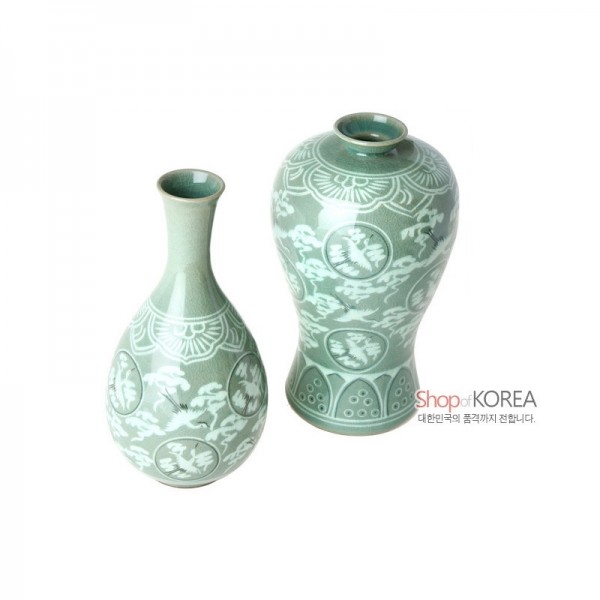 청자상감운학 주매병 세트(소) - 고려청자의 대표적인 기법인 상감기법을 사용하여 현대적인 디자인으로 재구성한 주매병 세트입니다. 부드러운 곡선미와 색상이 아름다워 외국인 선물로 추천합니다.