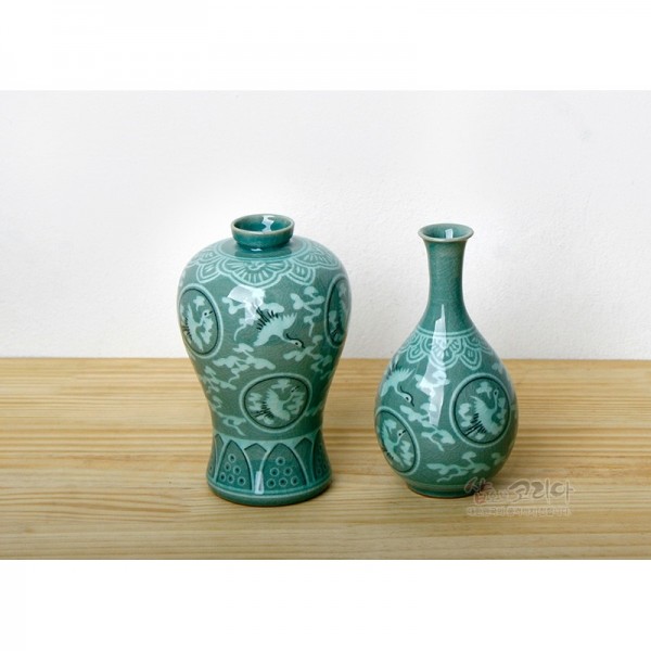 청자상감운학 주매병 세트(소) - 고려청자의 대표적인 기법인 상감기법을 사용하여 현대적인 디자인으로 재구성한 주매병 세트입니다. 부드러운 곡선미와 색상이 아름다워 외국인 선물로 추천합니다.