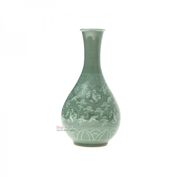 청자상감운학 주매병 세트(소) - 고려청자의 대표적인 기법인 상감기법을 사용하여 현대적인 디자인으로 재구성한 주매병 세트입니다. 부드러운 곡선미와 색상이 아름다워 외국인 선물로 추천합니다.