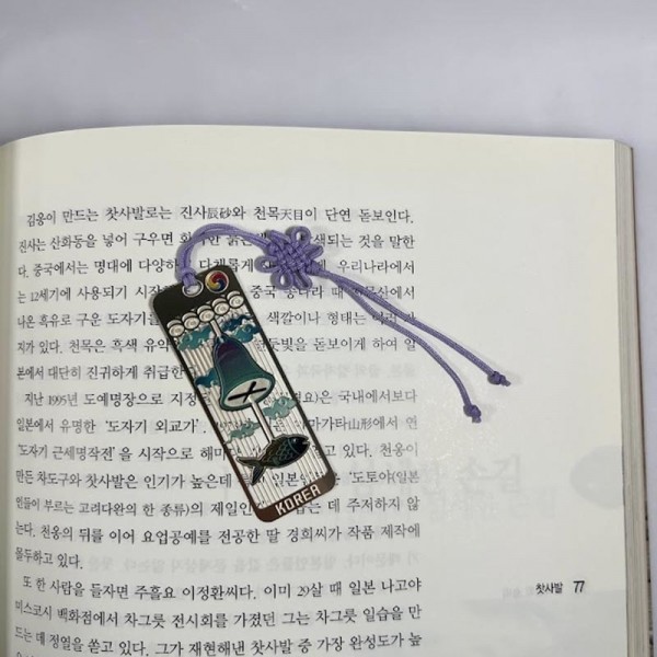 작은 금장 책갈피- 풍경 종 - 마음을 맑게 깨우는 풍경 소리를 담아, 독서의 고요한 순간을 완성하는 작은 금장 책갈피
