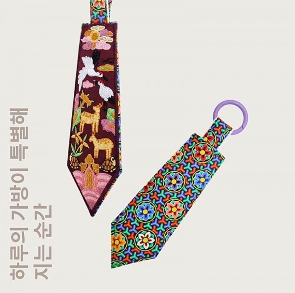 십장생 자수 키링 - 장수와 복을 상징하는 십장생 문양을 담은 키링