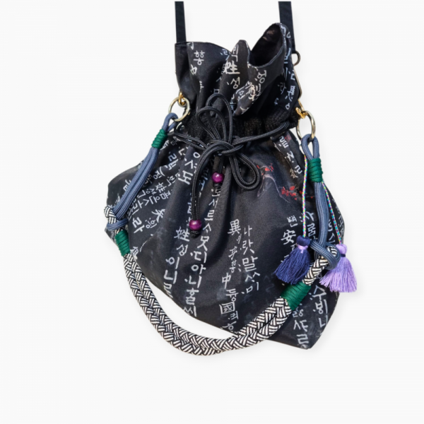 훈민정음 버킷백 - 한글의 독창적인 디자인을  편안한 가방으로 만든 제품