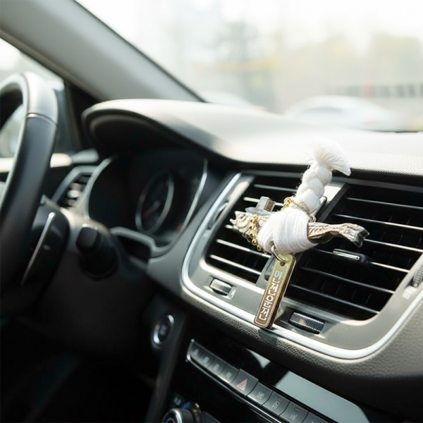 액막이 갓을 쓴 명태 명주실 차량송풍구 악세사리 - 소중한 이의 무사고를 기원하는 마음, 갓 쓴 명태가 전하는 든든하고 특별한 응원 선물