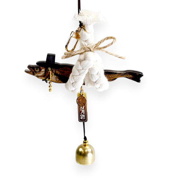 액막이 갓을 쓴 명태 장식품(중) - 전통 길상(吉祥) 상징을 단정한 오브제로 옮긴 실내 장식품