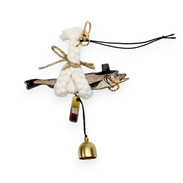 액막이 갓을 쓴 명태 장식품(중) - 전통 길상(吉祥) 상징을 단정한 오브제로 옮긴 실내 장식품