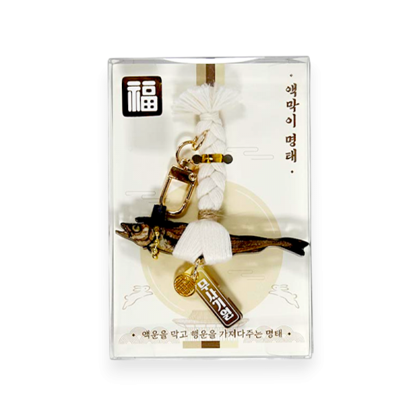 액막이 갓을 쓴 명태 장식품(소) - 전통 길상(吉祥) 상징을 단정한 오브제로 옮긴 실내 장식품