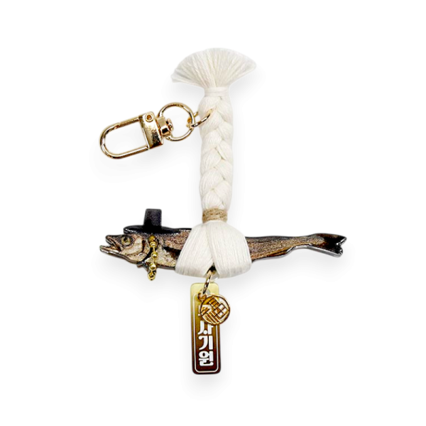 액막이 갓을 쓴 명태 장식품(소) - 전통 길상(吉祥) 상징을 단정한 오브제로 옮긴 실내 장식품