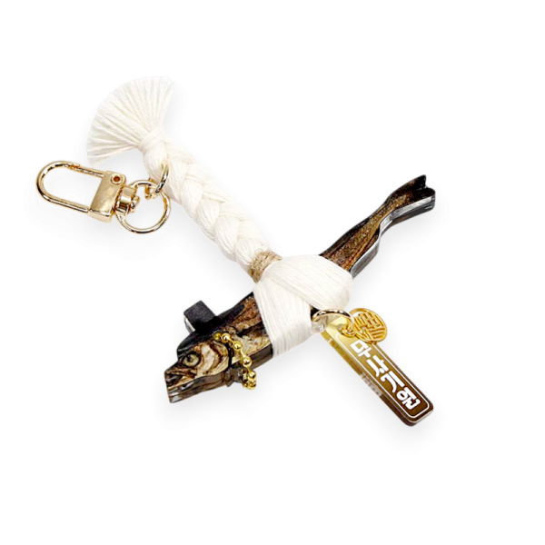 액막이 갓을 쓴 명태 장식품(소) - 전통 길상(吉祥) 상징을 단정한 오브제로 옮긴 실내 장식품