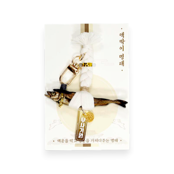 액막이 갓을 쓴 명태 장식품(소) - 전통 길상(吉祥) 상징을 단정한 오브제로 옮긴 실내 장식품