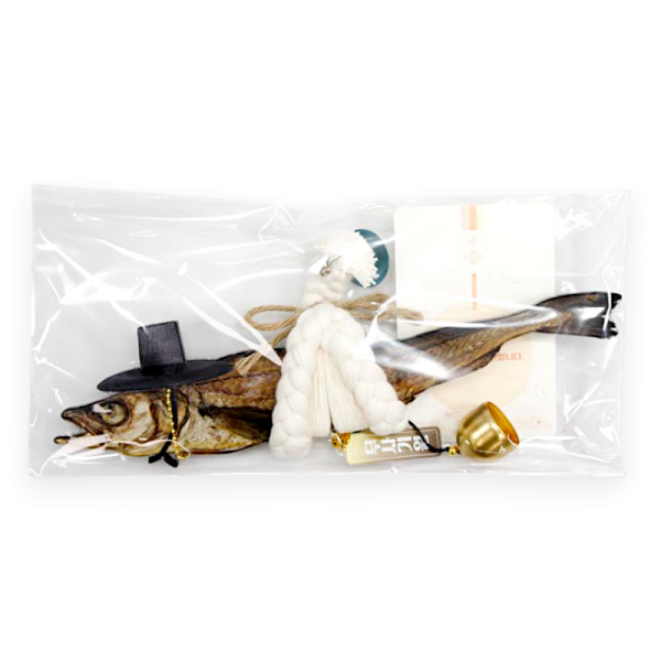 액막이 갓을 쓴 명태 장식품(대) - 전통 길상(吉祥) 상징을 단정한 오브제로 옮긴 실내 장식품