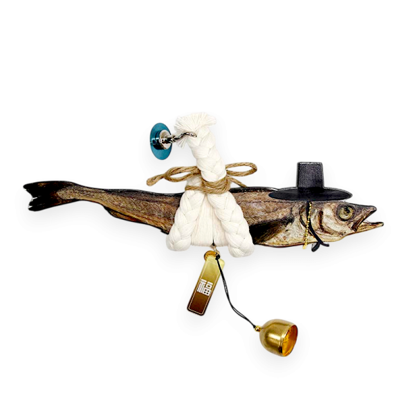 액막이 갓을 쓴 명태 장식품(대) - 전통 길상(吉祥) 상징을 단정한 오브제로 옮긴 실내 장식품