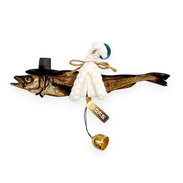 액막이 갓을 쓴 명태 장식품(대) - 전통 길상(吉祥) 상징을 단정한 오브제로 옮긴 실내 장식품