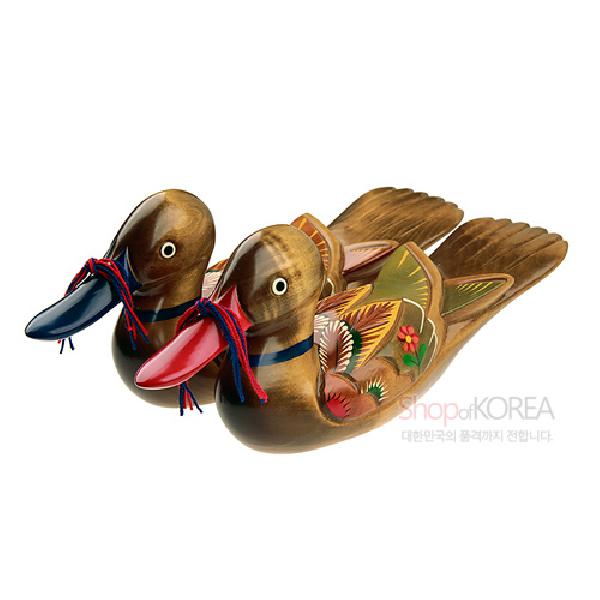 목각장식(중)-꽃천둥오리 - 단아하고 이국적인 멋이 살아 있는 전통 오리 모양 목각장식입니다. 외국인 가정 방문 선물, 결혼식 선물로 추천합니다.